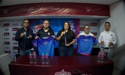 Presentación de la Carrera Zacatecas Skarch 2026 en el Estadio Carlos Vega Villalba, con playeras y medallas de la carrera