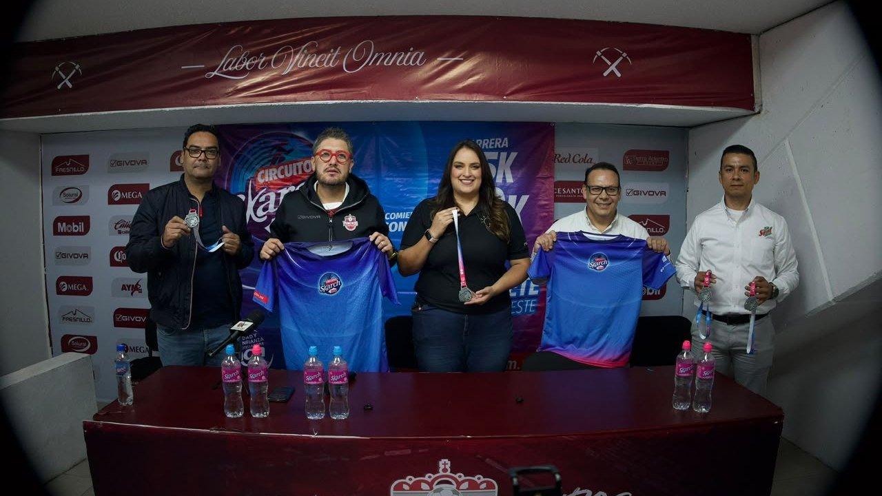 Presentación de la Carrera Zacatecas Skarch 2026 en el Estadio Carlos Vega Villalba, con playeras y medallas de la carrera