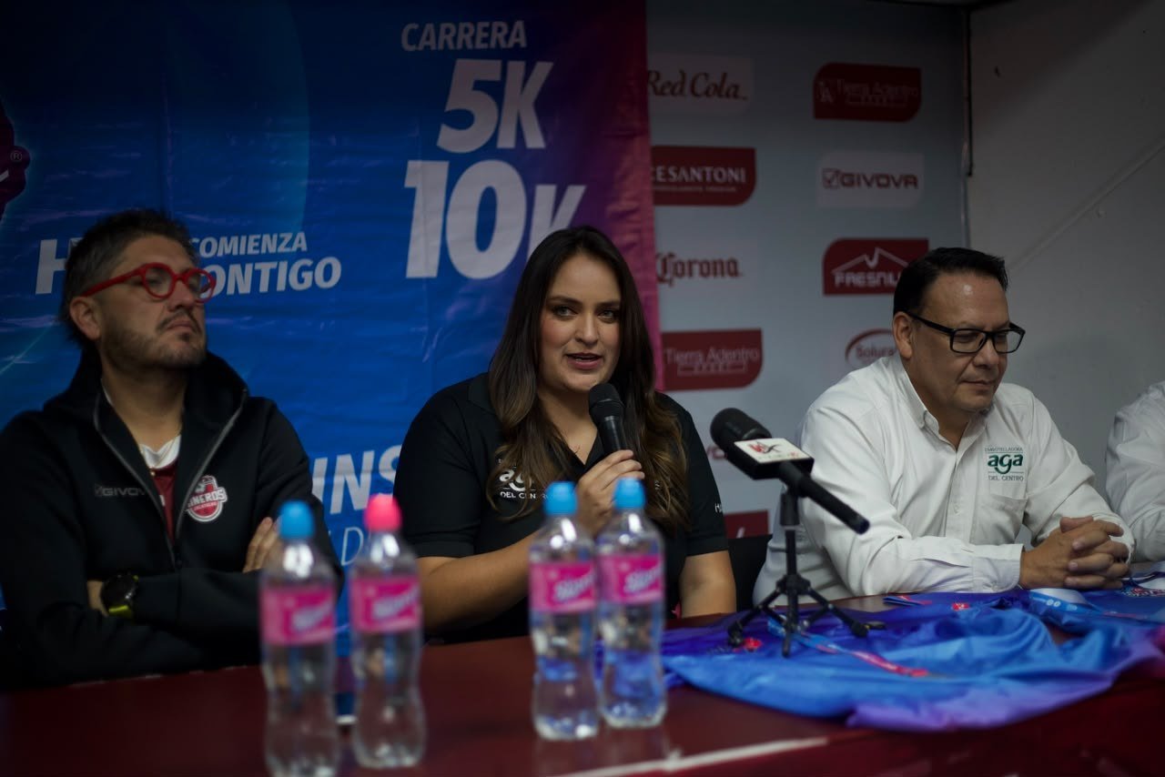 Cecilia Rosillo, jefa de alianzas de Skarch, habla durante la presentación de la Carrera Zacatecas Skarch 2026
