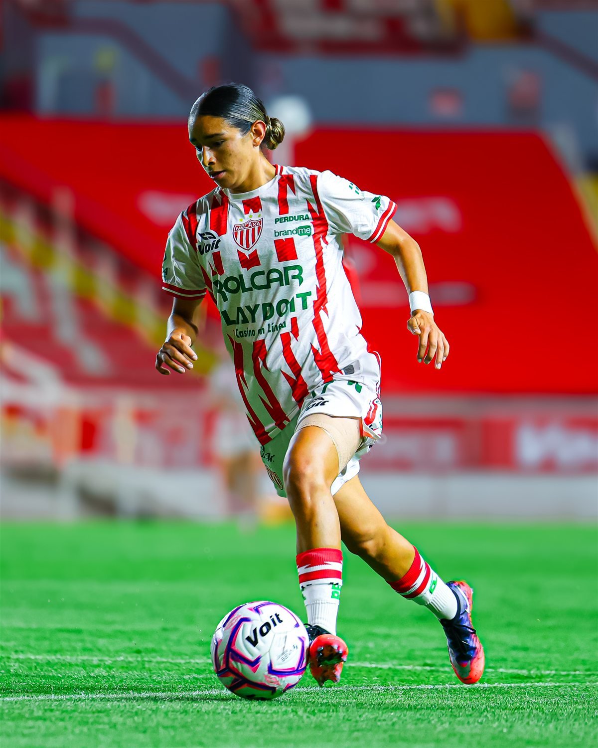 Una jugadora de Centellas del Necaxa conduce el balón en el Estadio Victoria durante el partido ante Cruz Azul.