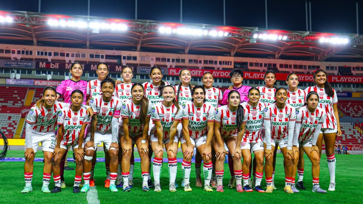 Jugadoras de Centellas del Necaxa posan para la foto oficial antes del partido ante Cruz Azul en el Estadio Victoria.