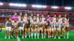 Jugadoras de Centellas del Necaxa posan para la foto oficial antes del partido ante Cruz Azul en el Estadio Victoria.
