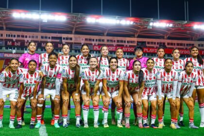 Jugadoras de Centellas del Necaxa posan para la foto oficial antes del partido ante Cruz Azul en el Estadio Victoria.