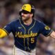 Garrett Mitchell, de los Cerveceros de Milwaukee con el número 5, señala con el dedo mientras corre las bases tras conectar un jonrón ante los Dodgers.