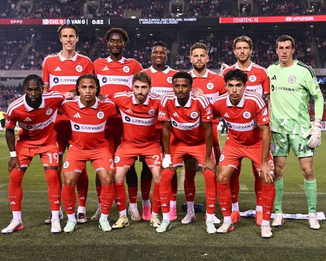 El once inicial del Chicago Fire posa antes de un partido de la MLS, con el portero de camiseta verde al final de la fila.