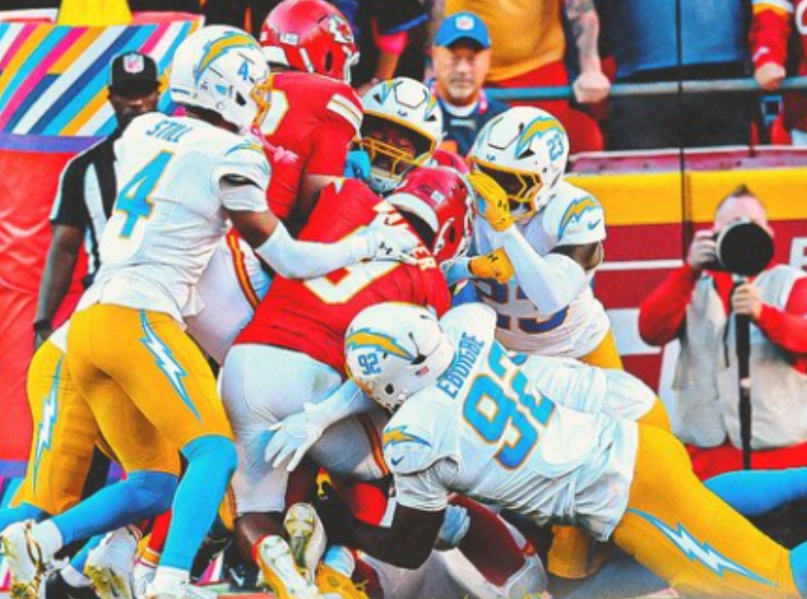 La defensiva de Los Angeles Chargers detiene a un corredor de Kansas City Chiefs en el Arrowhead Stadium