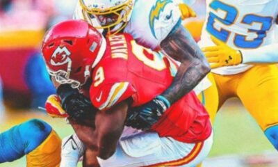 Kenneth Walker III, corredor de Kansas City Chiefs, es detenido por la defensiva de Los Angeles Chargers