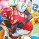 Kenneth Walker III, corredor de Kansas City Chiefs, es detenido por la defensiva de Los Angeles Chargers