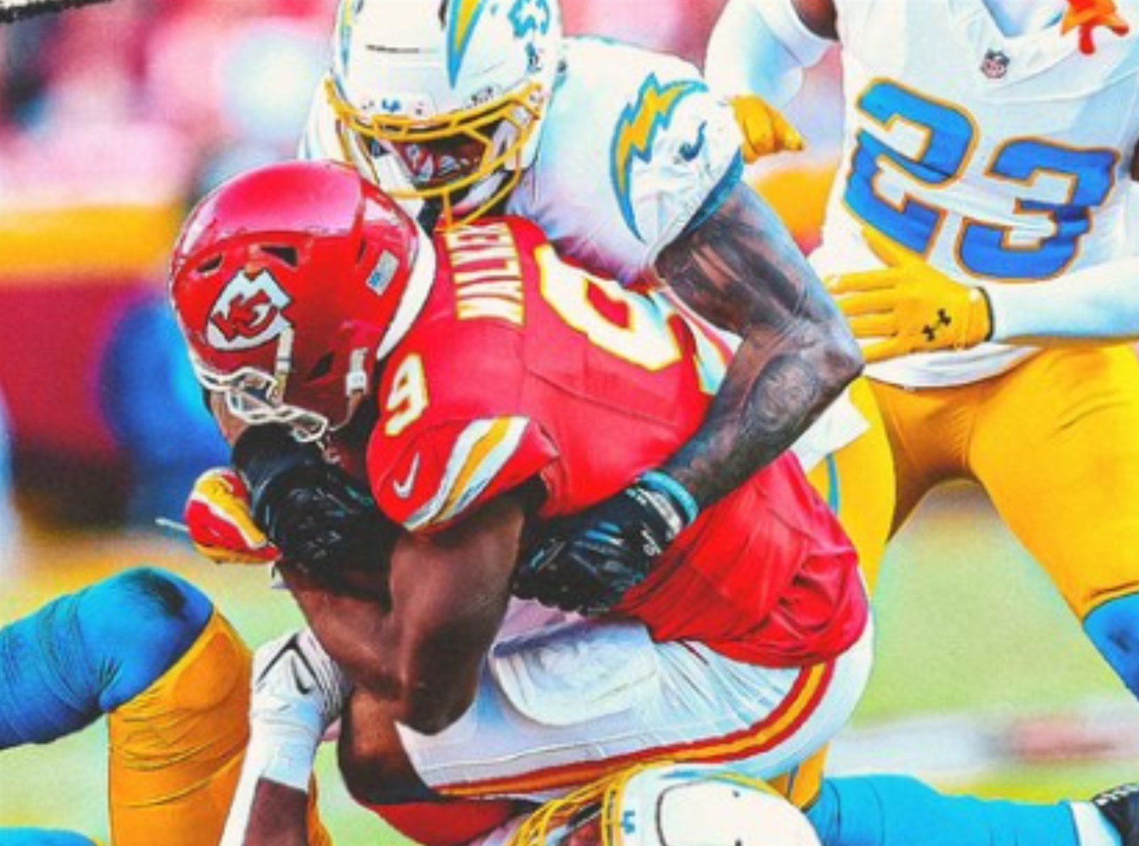 Kenneth Walker III, corredor de Kansas City Chiefs, es detenido por la defensiva de Los Angeles Chargers