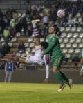 Justing Cano, defensa de Mineros, ejecuta una chilena en el aire ante un rival de Cancún FC en el Estadio Carlos Vega Villalba.
