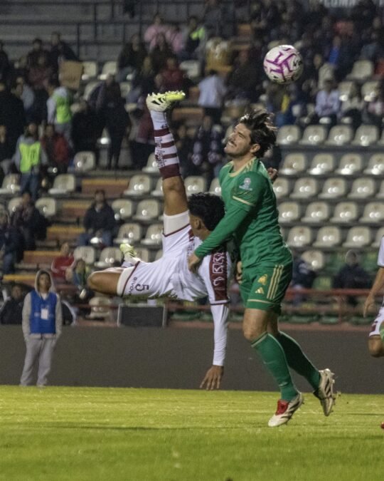 Justing Cano, defensa de Mineros, ejecuta una chilena en el aire ante un rival de Cancún FC en el Estadio Carlos Vega Villalba.
