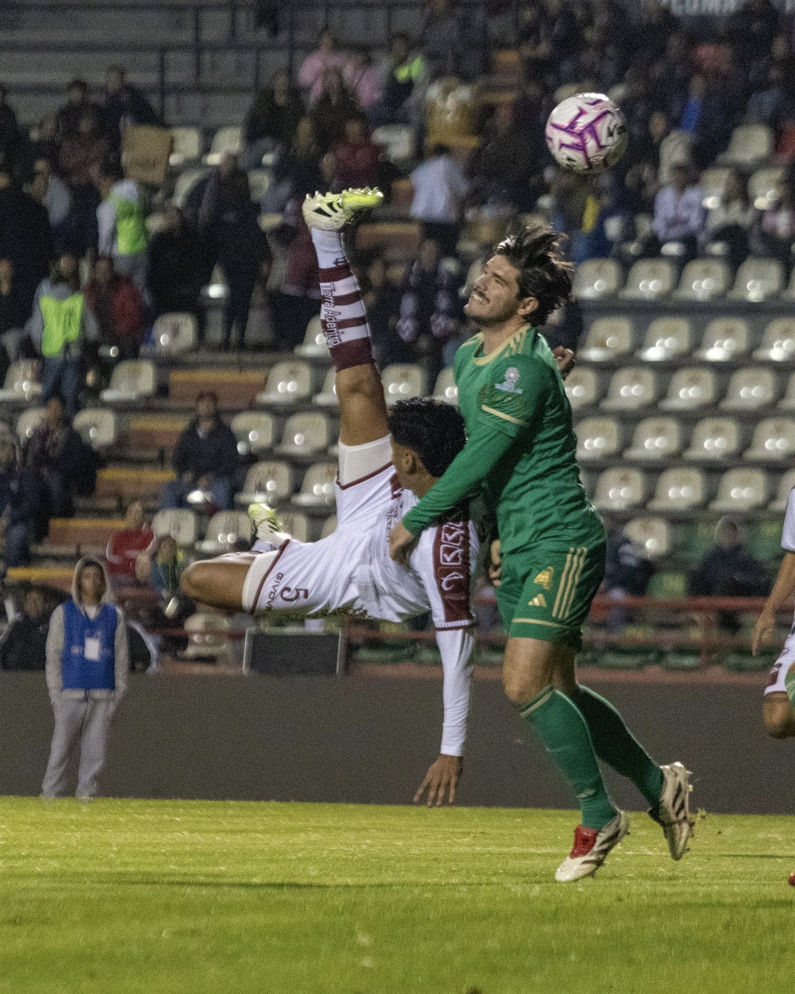 Justing Cano, defensa de Mineros, ejecuta una chilena en el aire ante un rival de Cancún FC en el Estadio Carlos Vega Villalba.