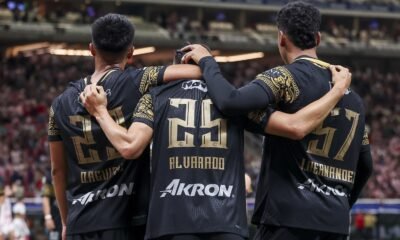 Jugadores de Chivas se abrazan para festejar durante el partido ante Necaxa en el Estadio Akron