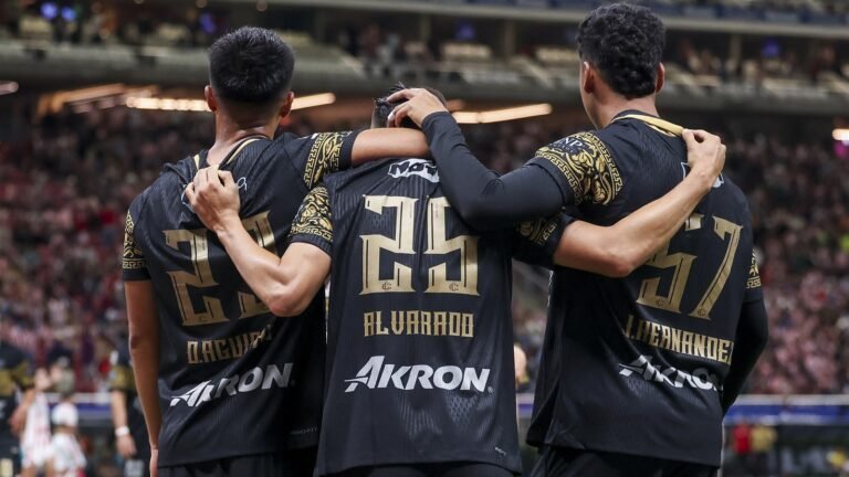 Jugadores de Chivas se abrazan para festejar durante el partido ante Necaxa en el Estadio Akron