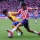 Un jugador de Chivas y uno de Tigres disputan el balón en el Estadio Akron