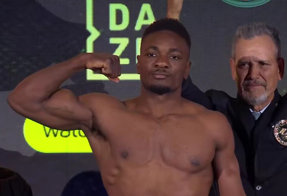 Christian Mbilli, campeón supermediano del CMB, posa durante el pesaje contra Canelo Álvarez