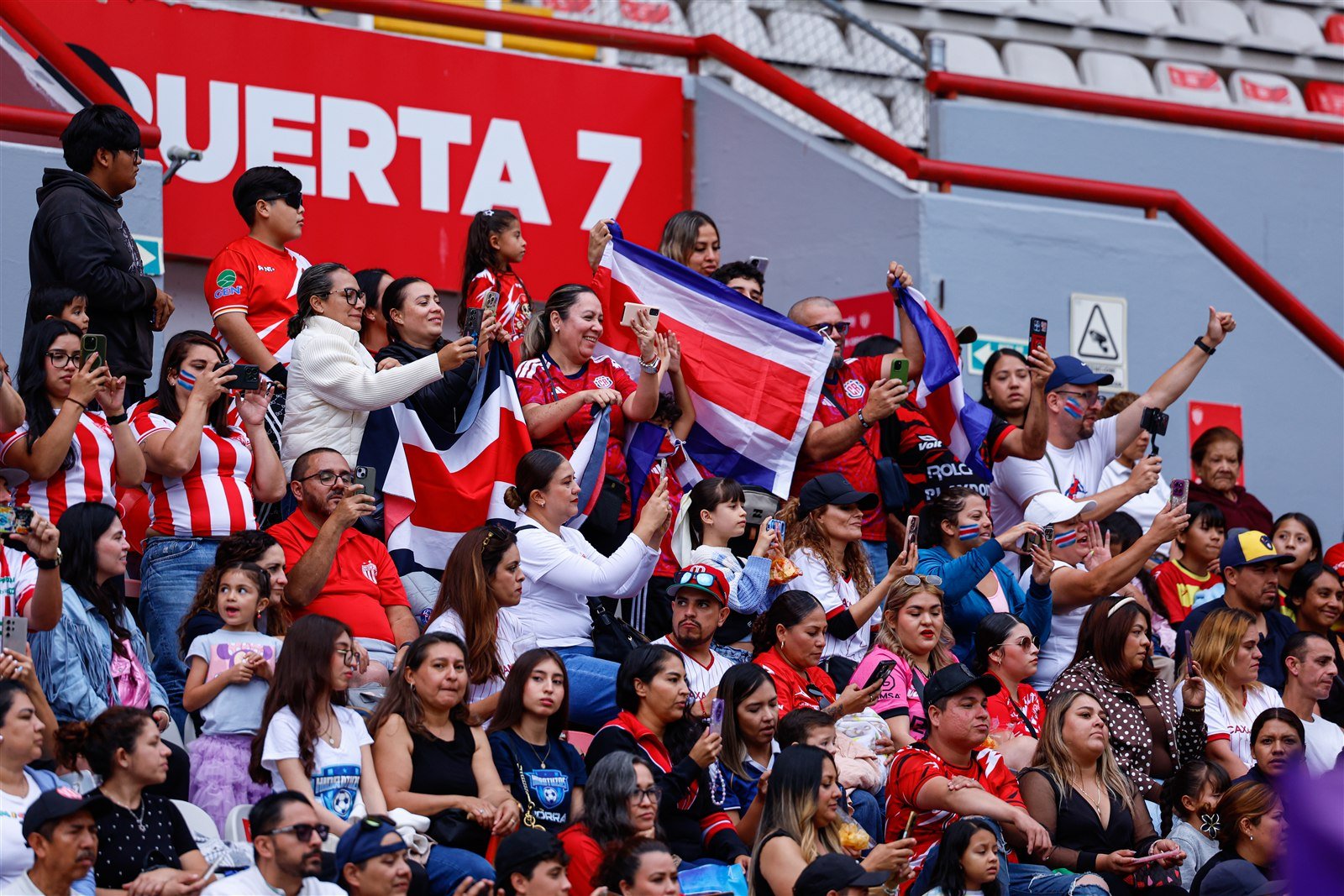 Aficionados con banderas de Costa Rica en las gradas del Estadio Victoria durante la inauguración de la Copa Calaveras 2026