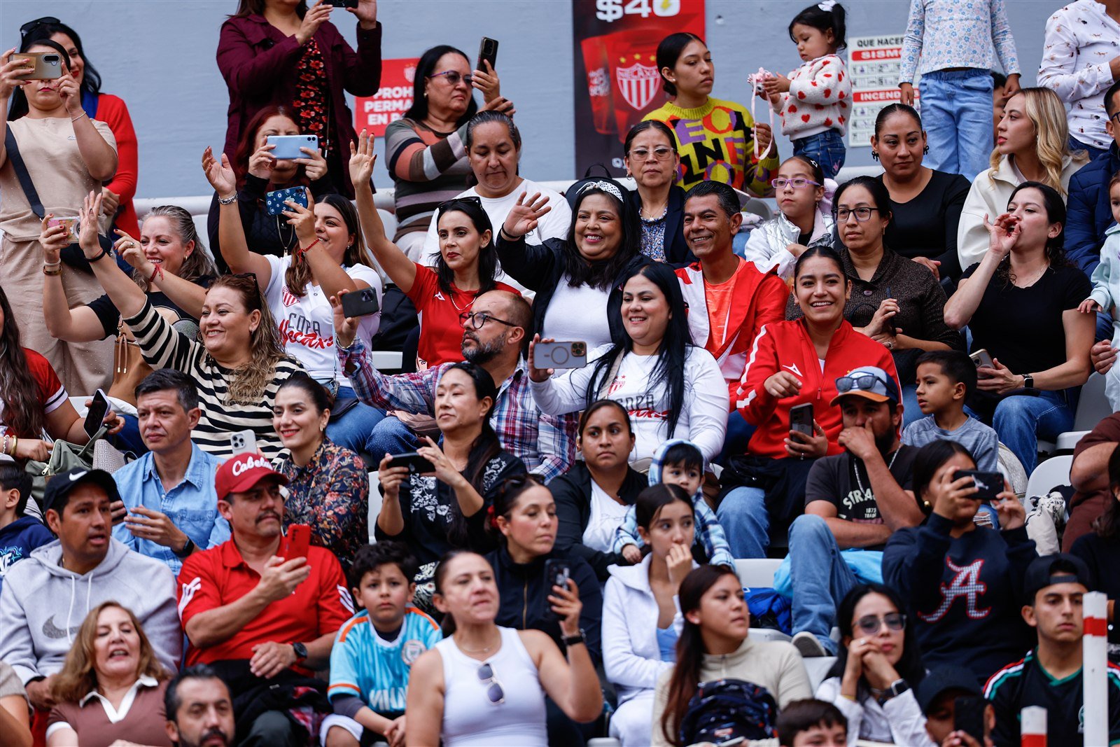 Aficionados en las gradas del Estadio Victoria durante la inauguración de la Copa Calaveras 2026