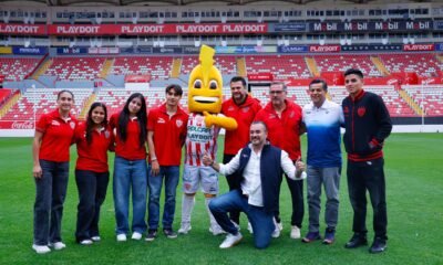 Futbolistas de Necaxa, directivos y la mascota del club posan en el Estadio Victoria durante la inauguración de la Copa Calaveras 2026