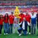 Futbolistas de Necaxa, directivos y la mascota del club posan en el Estadio Victoria durante la inauguración de la Copa Calaveras 2026