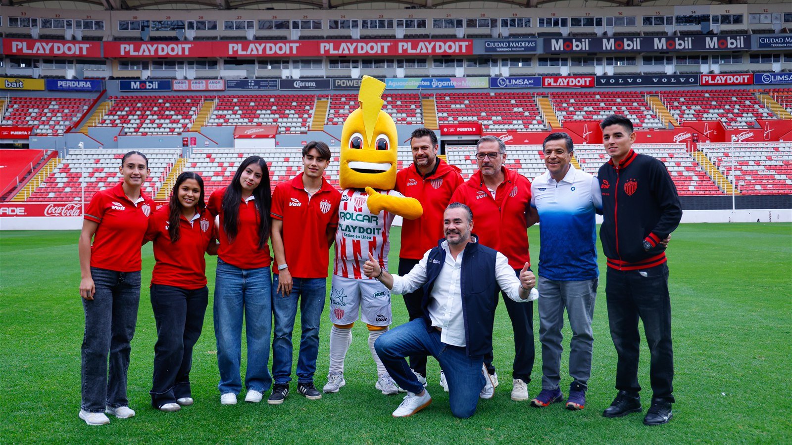Futbolistas de Necaxa, directivos y la mascota del club posan en el Estadio Victoria durante la inauguración de la Copa Calaveras 2026