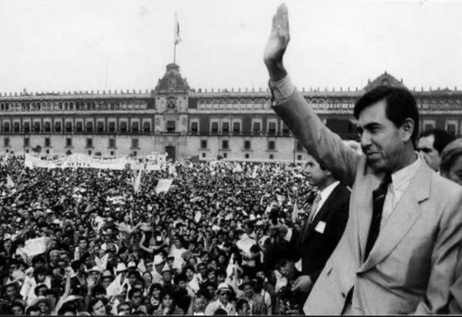 Cuauhtémoc Cárdenas saluda a una multitud frente al Palacio Nacional, en una imagen de archivo