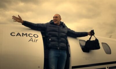 Escena del trÃ¡iler del documental TYSON FURY, de Netflix: un hombre sonrÃ­e con los brazos abiertos junto a un aviÃ³n privado