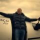Escena del trÃ¡iler del documental TYSON FURY, de Netflix: un hombre sonrÃ­e con los brazos abiertos junto a un aviÃ³n privado