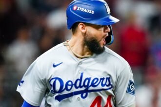 Andy Pagés, de los Dodgers de Los Ángeles, grita tras su sencillo que remolcó dos carreras en el Juego 4 ante los Braves.