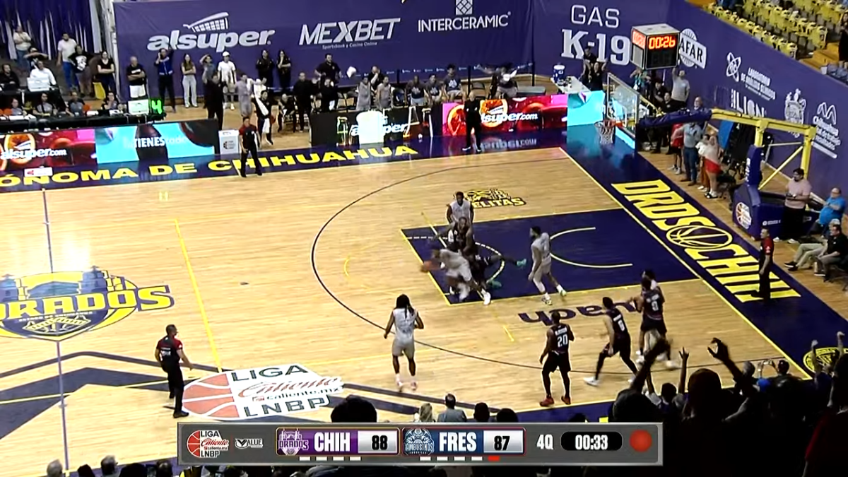 Marcador de la transmisión del Dorados vs Gambusinos, Juego 2 del Play-In de la LNBP: Dorados de Chihuahua 88, Gambusinos de Fresnillo 87, cuarto periodo, con jugadores en la cancha.