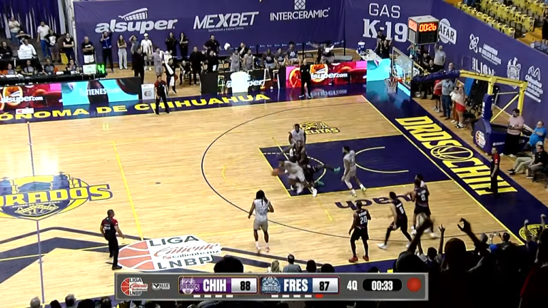 LNBP: ¡Dramática eliminación de Gambusinos ante Dorados! 38 Marcador de la transmisión del Dorados vs Gambusinos, Juego 2 del Play-In de la LNBP: Dorados de Chihuahua 88, Gambusinos de Fresnillo 87, cuarto periodo, con jugadores en la cancha.
