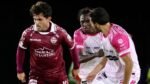 Jugador de Mineros de Zacatecas con el número 19 conduce el balón ante dos rivales de Alacranes de Durango.