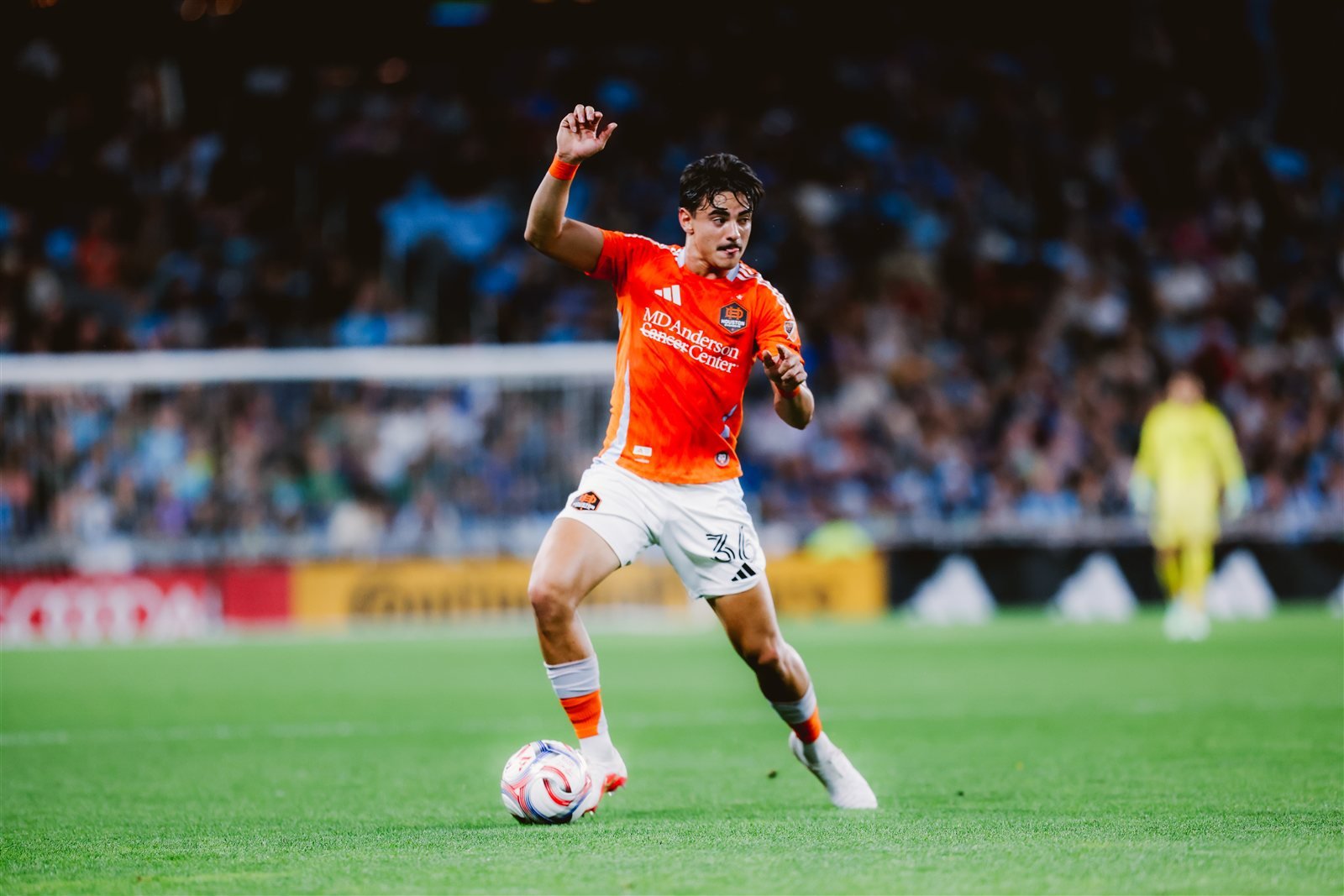 Jugador del Houston Dynamo con el número 36 conduce el balón durante el partido ante Minnesota United en el Allianz Field.