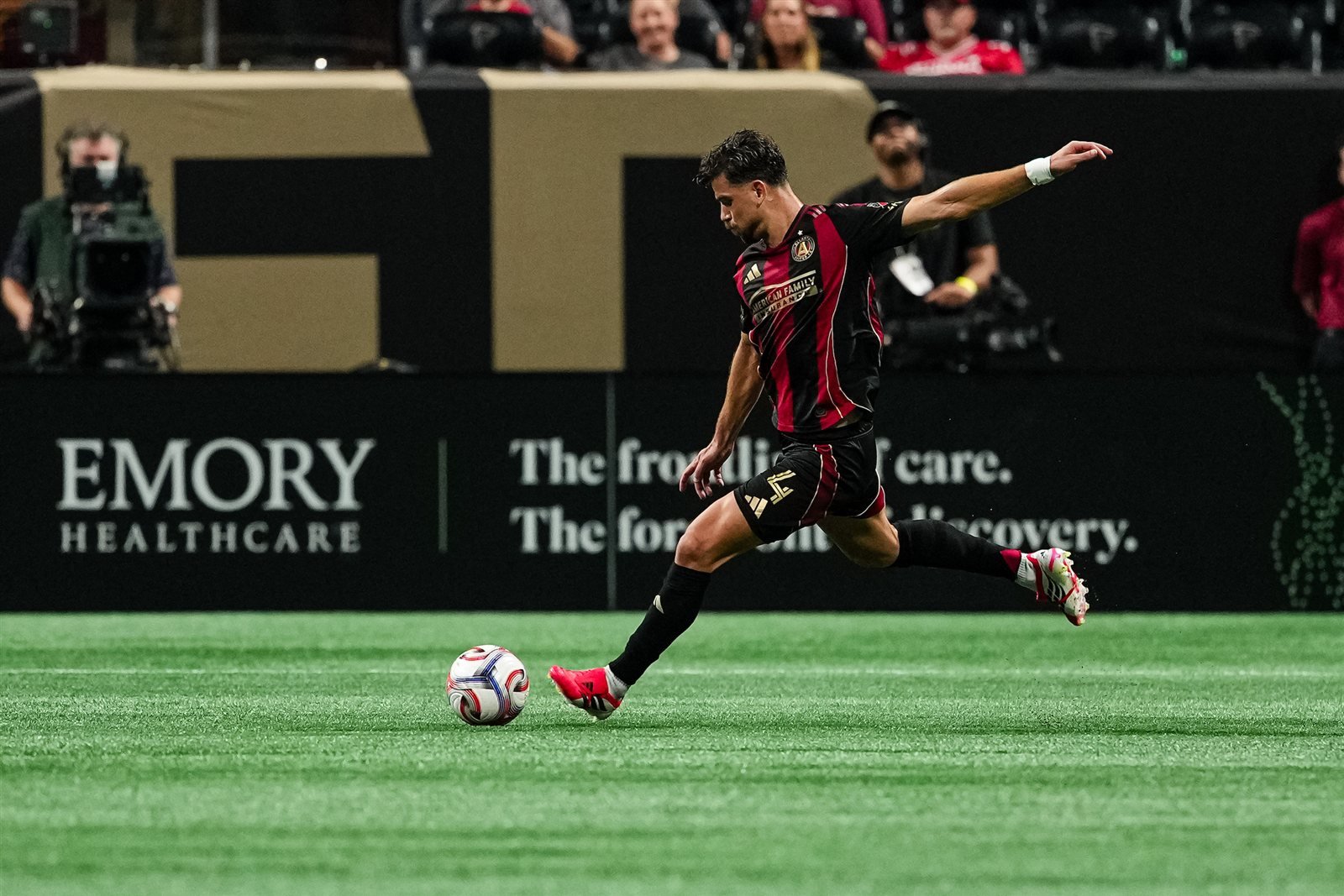 Enea Mihaj, defensa del Atlanta United, patea el balón durante el partido ante NYCFC en el Mercedes-Benz Stadium.