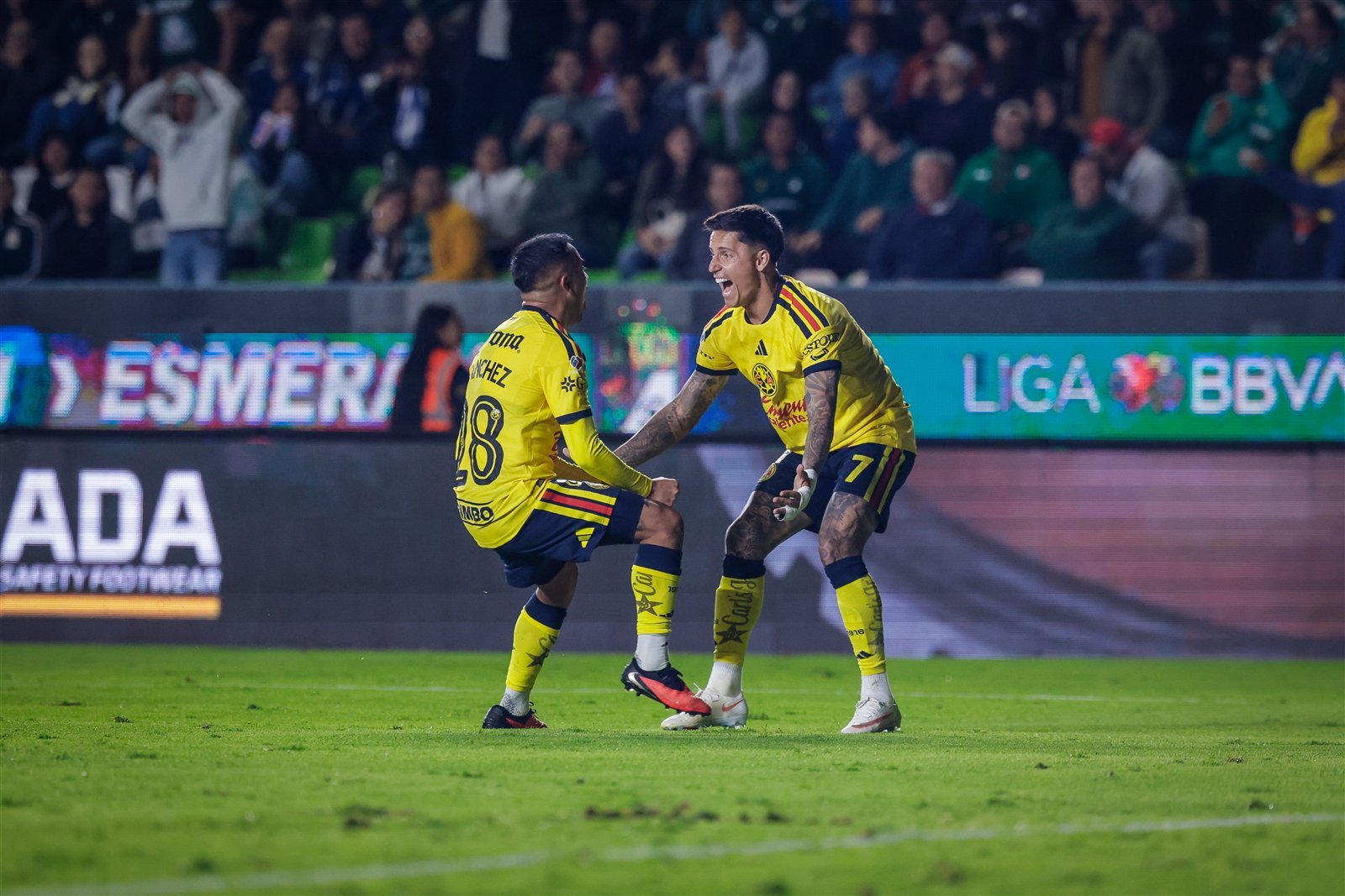 Érick Sánchez y Brian Rodríguez, de América, festejan ante León