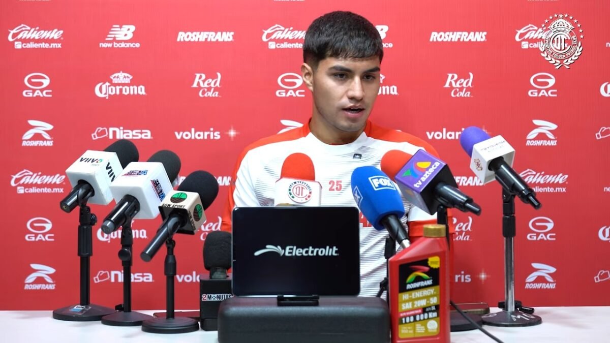 Everardo López, defensa del Toluca, durante su conferencia de prensa previa al partido ante Atlético de San Luis.
