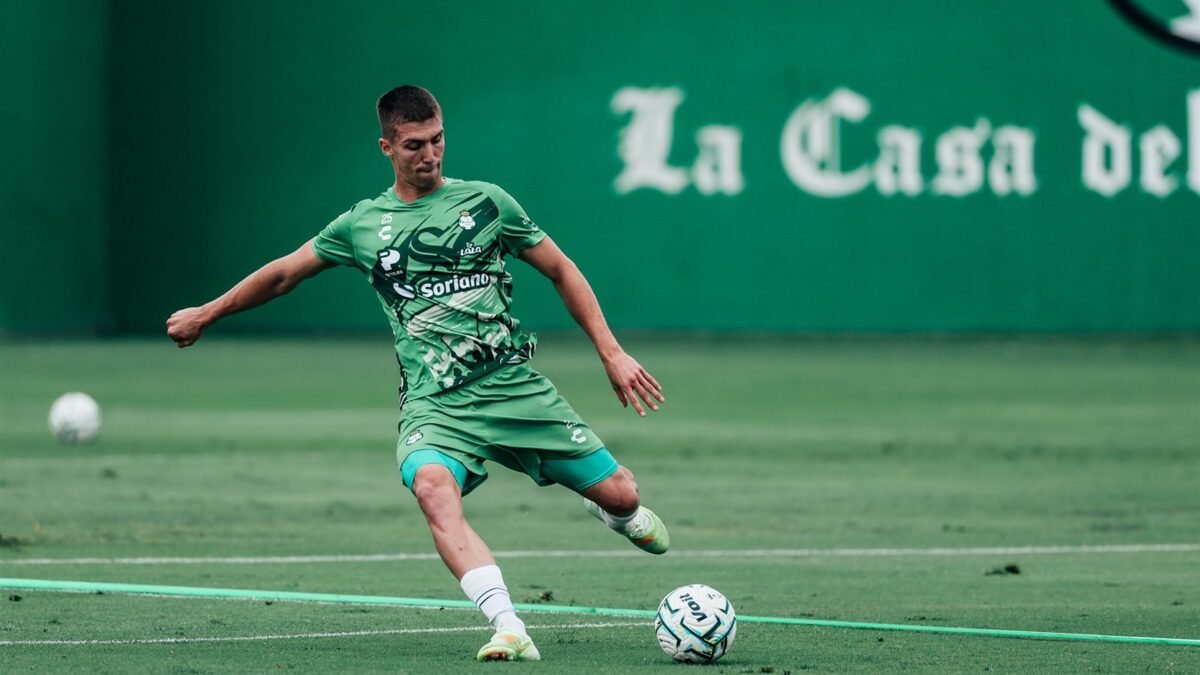 Felipe Sánchez, defensa de Santos Laguna, golpea el balón durante un entrenamiento del club.