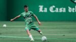 Felipe Sánchez, defensa de Santos Laguna, golpea el balón durante un entrenamiento del club.