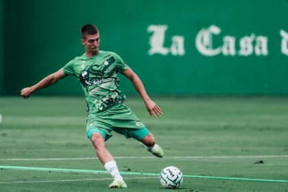 Felipe Sánchez, defensa de Santos Laguna, golpea el balón durante un entrenamiento del club.