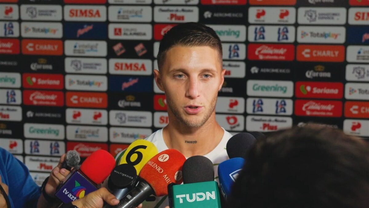 Franco Pardo, defensa del Santos Laguna, habla ante micrófonos de varios medios en la conferencia previa al partido contra Necaxa