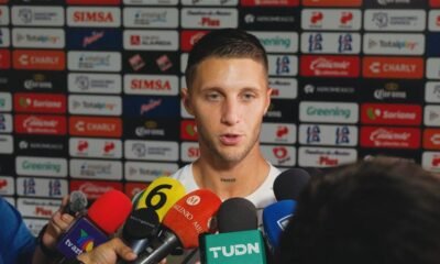 Franco Pardo, defensa del Santos Laguna, habla ante micrófonos de varios medios en la conferencia previa al partido contra Necaxa