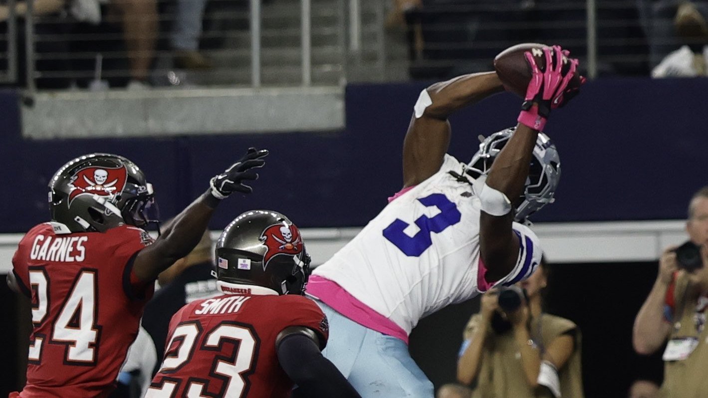 George Pickens, de los Cowboys, atrapa en salto un pase en la zona de anotación frente a dos defensores de los Buccaneers.