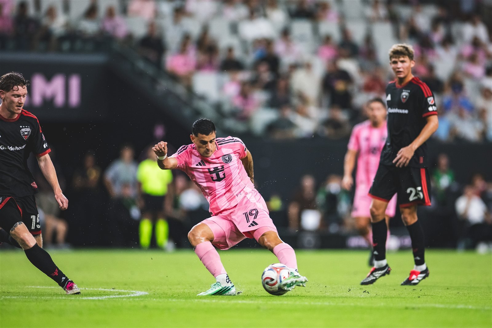 Germán Berterame, delantero de Inter Miami, dispara al balón durante el partido ante D.C. United en el Nu Stadium.
