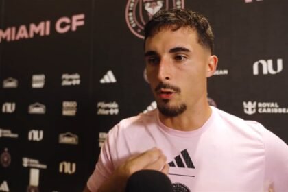 Gonzalo Luján, defensa de Inter Miami, habla con la prensa frente al fondo con el escudo del club.