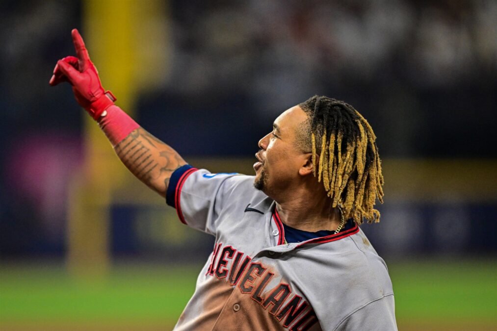 Un jugador de los Guardians de Cleveland con la camiseta gris señala hacia el cielo durante un juego de la ALCS.