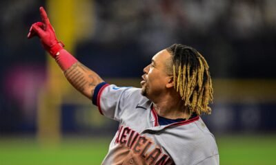 Un jugador de los Guardians de Cleveland con la camiseta gris señala hacia el cielo durante un juego de la ALCS.