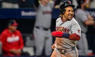 Rays vs Guardians, ALCS: un jugador de los Guardians de Cleveland con el número 11 sonríe mientras corre tras anotar una carrera en la ALCS.