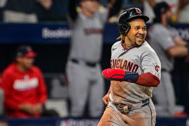 Rays vs Guardians, ALCS: un jugador de los Guardians de Cleveland con el número 11 sonríe mientras corre tras anotar una carrera en la ALCS.