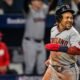 Rays vs Guardians, ALCS: un jugador de los Guardians de Cleveland con el número 11 sonríe mientras corre tras anotar una carrera en la ALCS.