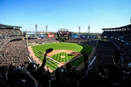 Vista panorámica del Rate Field de Chicago lleno durante la presentación de los equipos en la Serie Divisional entre White Sox y Guardians.